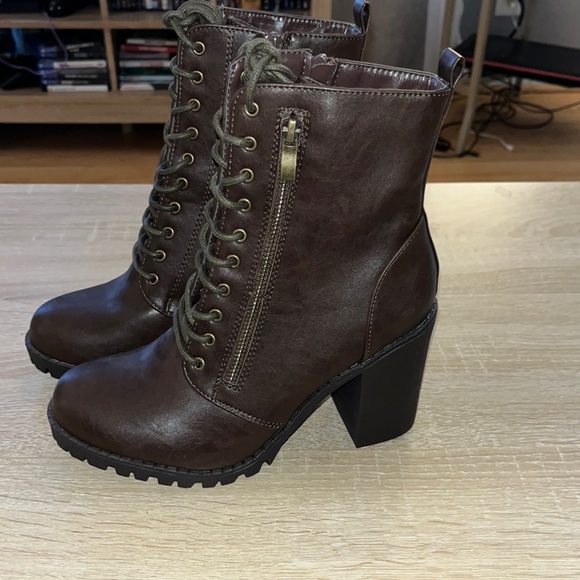 7.5 size brown heel ankle boots - Picture 2 of 6